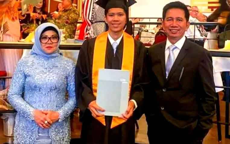 Bupati Barito Utara dan Ketua TP PKK Hadiri Wisuda Akhmad Gunadi