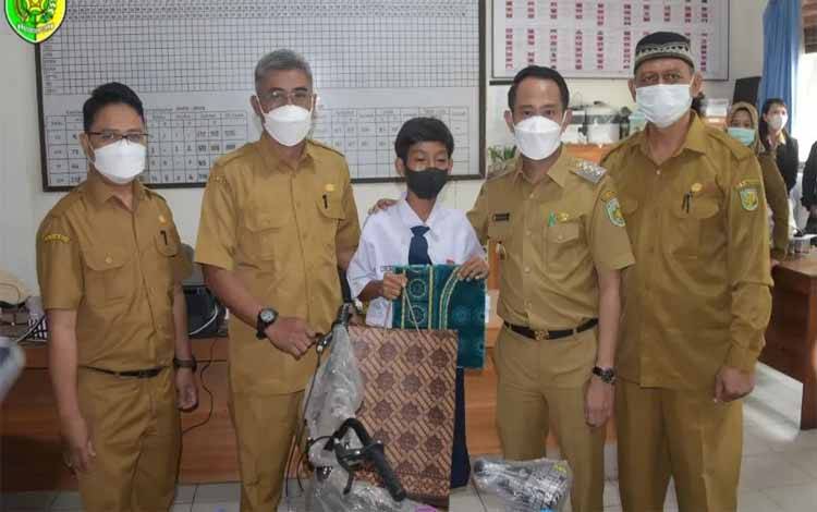 Wali Kota Palangka Raya Hadiahkan Sepeda Pelajar SMPN 2 yang Jalan Kaki ke Sekolah
