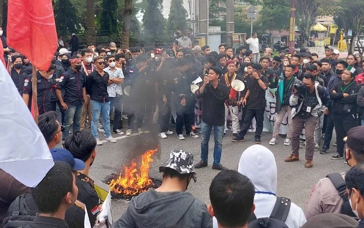 Mahasiswa Singgung Besaran Gaji Pejabat Hingga Anggota DPR Dapat Pensiunan