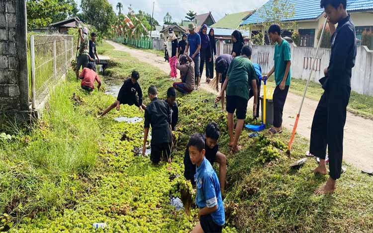 Warga Kelurahan Kalampangan Rutin Kerja Bakti Sukseskan Penilaian Adipura