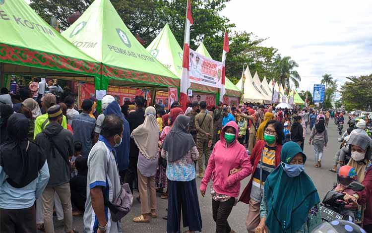 Ratusan Warga Serbu Pasar Murah di Taman Kota Sampit