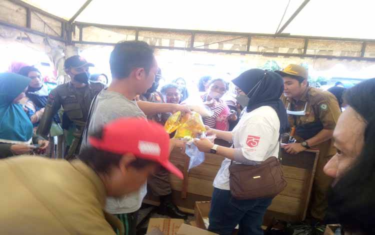 Ibu-Ibu Rela Berdesakan Beli Minyak Goreng di Taman Kota Sampit
