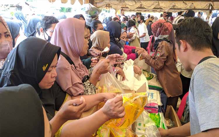 Hanya 30 Menit, Minyak Goreng Kemasan dan Telur Habis Terjual di Pasar Murah Taman Kota Sampit