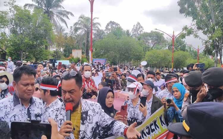Ratusan Guru Ancam Mogok Ngajar Jika Tuntutannya Tak Ditanggapi