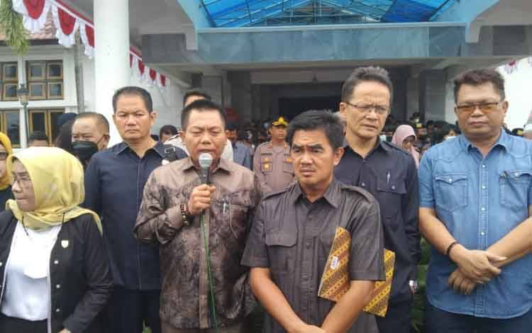 Ini Tanggapan Dewan Terkait Aksi Demo Guru Bersertifikasi di Depan Gedung DPRD Kalteng