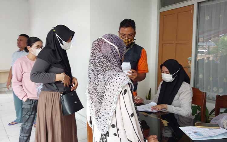 516 KPM di 3 Kelurahan dan 2 Desa Kecamatan Selat Terima Bantuan Program Sembako