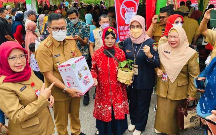 Selain Pasar Murah Pemprov Kalteng Bagikan Bibit Cabai