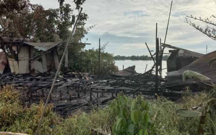 Sebuah Rumah Kosong di Kelurahan Panamas Terbakar