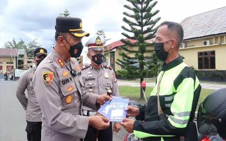 Satlantas Polres Kapuas Beri SIM Gratis Sejumlah Tukang Ojek Jelang Hari Jadi Lalu Lintas