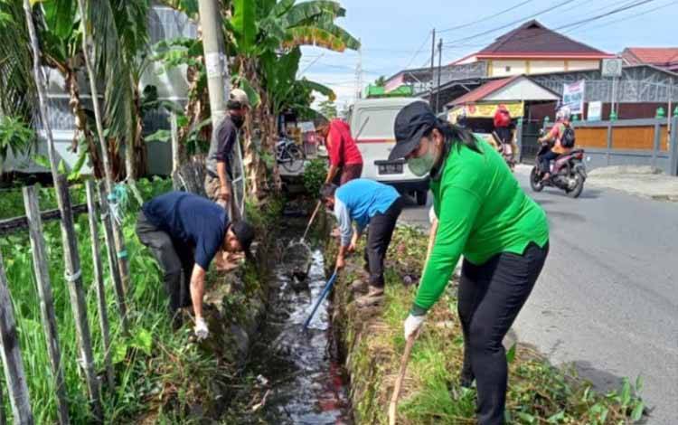 DLH Kapuas Ajak Masyarakat Buang Sampah di Tempatnya dan Tertib Waktu