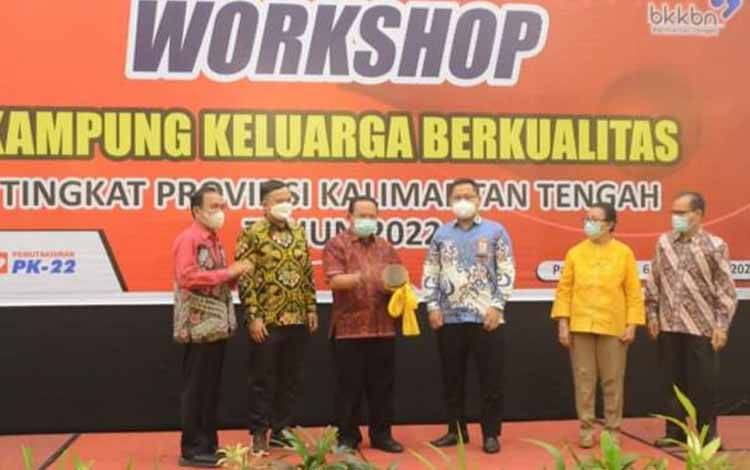 Sekda Kalteng Buka Kegiatan Workshop Kampung Keluarga Berkualitas