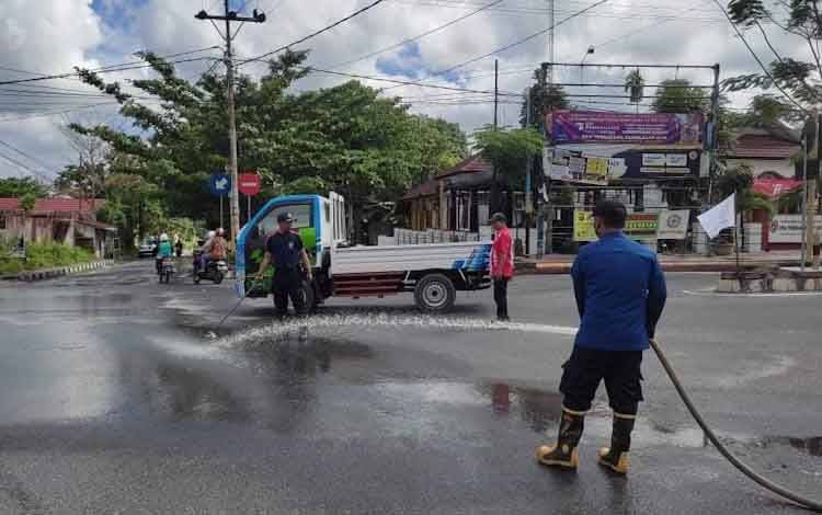 Damkar Kobar Semprot Simpang Sampuraga Lama Tanggapi Laporan Ada Tumpahan Solar