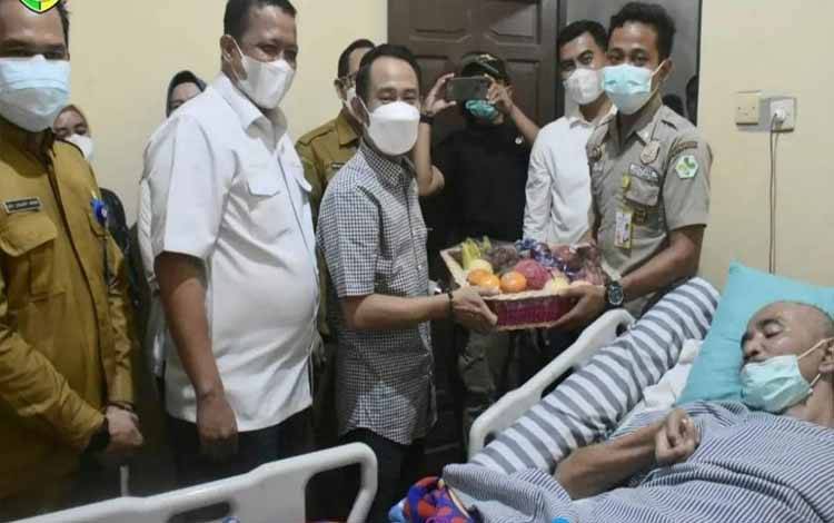 Wali Kota Palangka Raya Kunjungi Pegawai Honorer Sakit Akibat Kecelakaan Kerja