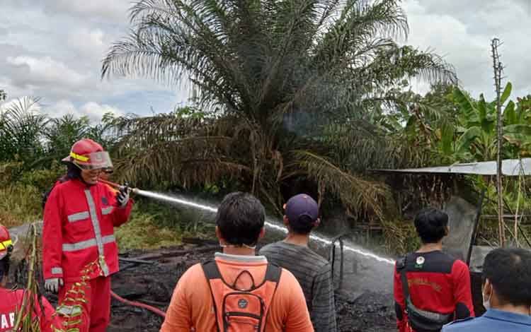 Dikira Terjadi Kebakaran Rumah, Ternyata Pondok di Kebun yang Hangus