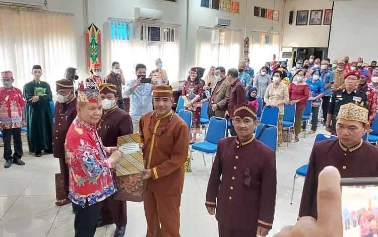 Manli D Apil Resmi Dilantik Jadi Damang Kepala Adat Kecamatan Selat