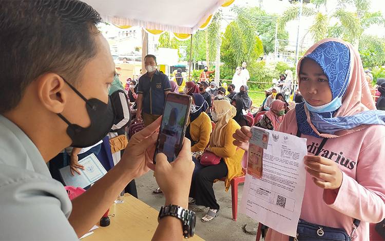 Belasan Ribu Masyarakat Kotim Terima Bantuan Langsung Tunai BBM