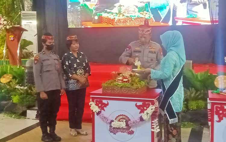 Kapolda Kalteng Hadiri HUT Polwan di Gedung Kerucut?
