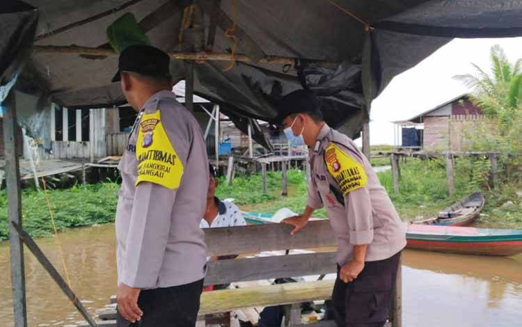 Anggota Polsek Sabangau Pantau Debit Air Sungai Antisipasi Banjir