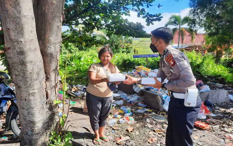 Anggota Ditlantas Polda Kalteng Salurkan 750 Paket Makanan Siap Saji Dampak Kenaikan BBM