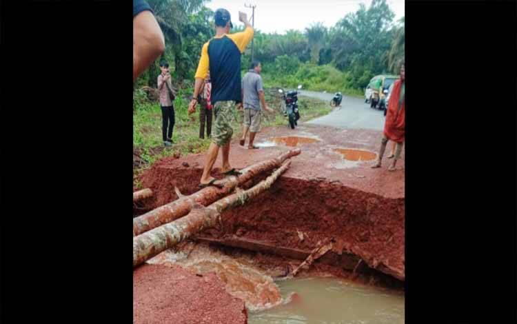 Akses Jalan Desa Karang Sari Menuju Tualan Hulu Putus Akibat Hujan Deras