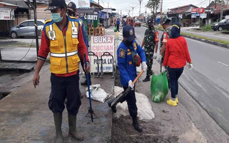ASN Pemko Palangka Raya Kerja Bakti di Jalan Tilung