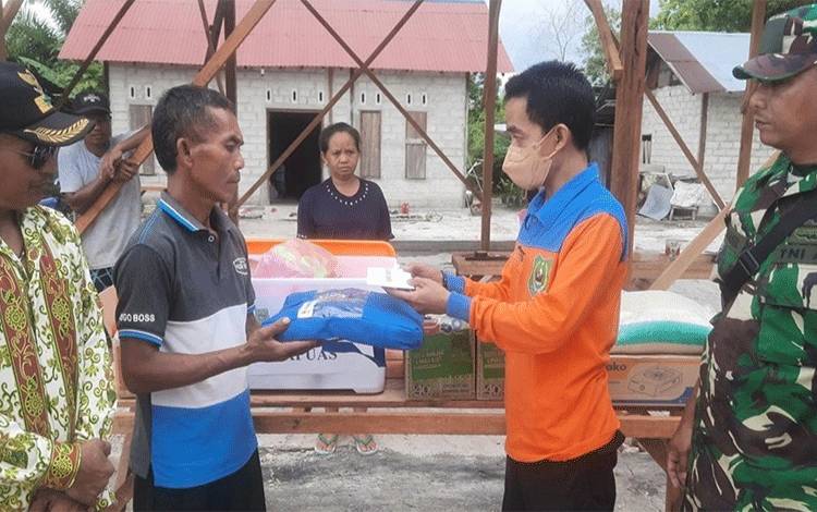 Warga Terdampak Kebakaran Rumah di Desa Teluk Batu Terima Bantuan