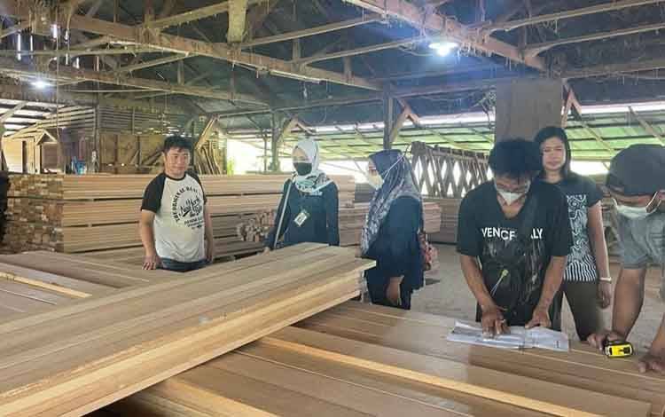 Dinas Lingkungan Hidup Palangka Raya Cek Industri Penggergajian