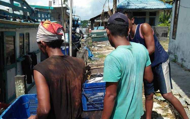 Nelayan di Kobar Mengeluh Sulit dan Mahalnya Solar
