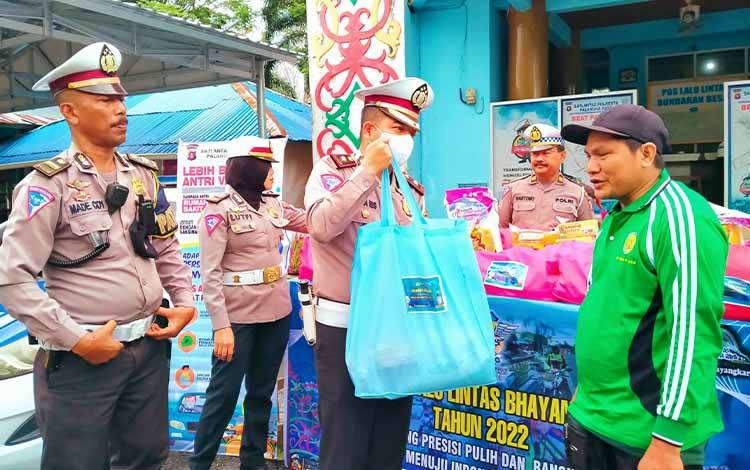 Satlantas Polresta Palangka Raya Salurkan Ratusan Paket Sembako