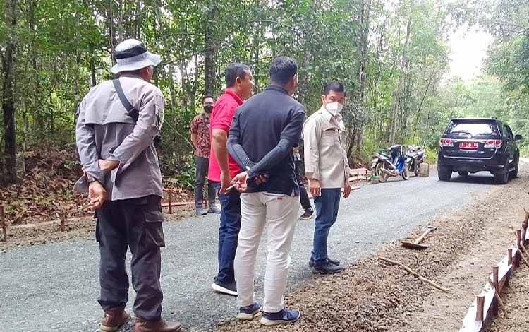 Bupati Barito Timur Tinjau Proyek Jalan Gumpa - Mangkarap