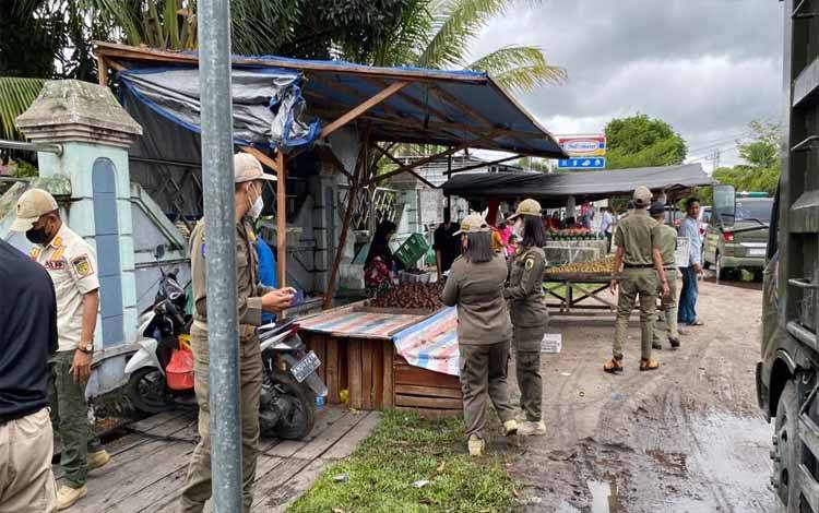 Satpol PP Palangka Raya Tertibkan PKL di Jalan G Obos