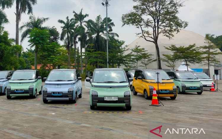 Wuling Serahkan Mobil Listrik Air ev kepada 100 Konsumen Pertama