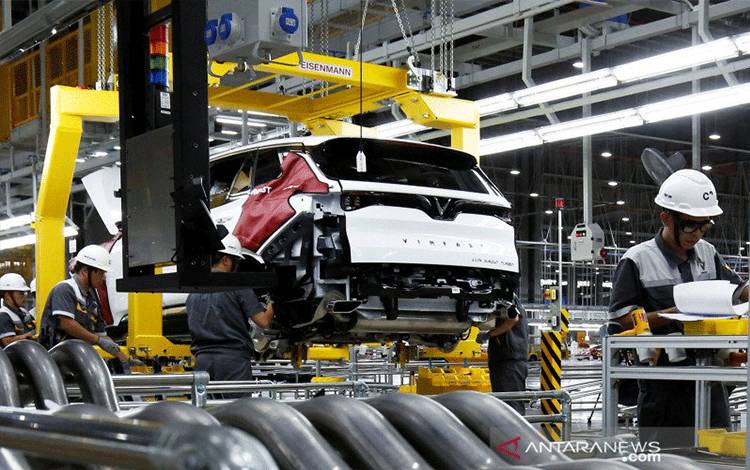 VinFast Serahkan SUV Listrik Pertama