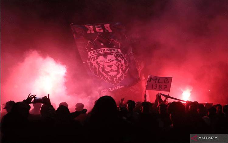 Arema FC Kembali Disanksi Denda akibat Flare
