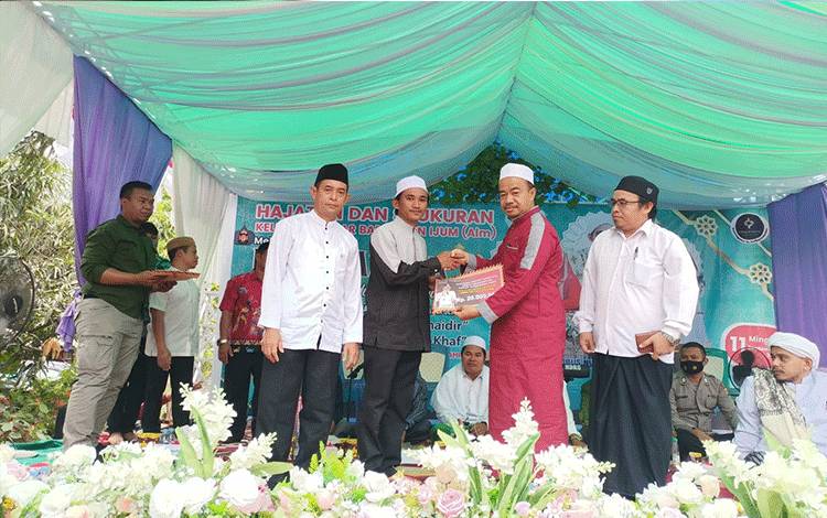 Di Sembuluh, Bupati Seruyan Serahkan Bantuan Hibah Keagamaan
