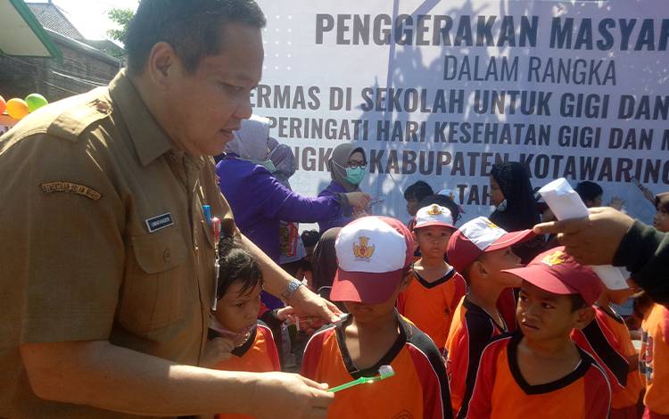 Pentingnya Kesehatan Gigi dan Mulut, Dinkes Kotim Ajak Murid SD Sikat Gigi Bersama