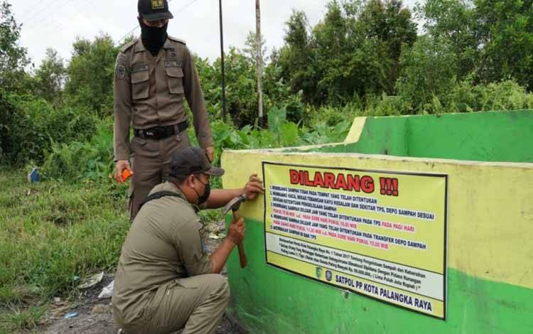 Satpol PP Palangka Raya Pasang Spanduk di TPS, Ini Isinya