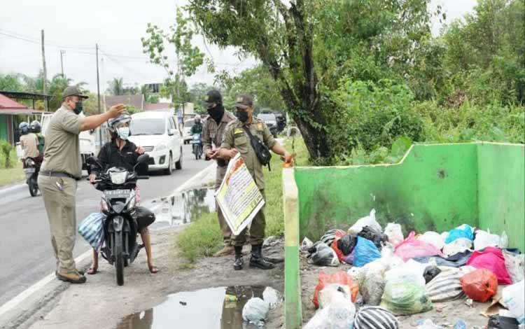 Satpol PP Awasi TPS Cegah Warga Buang Sampah di Luar Jam