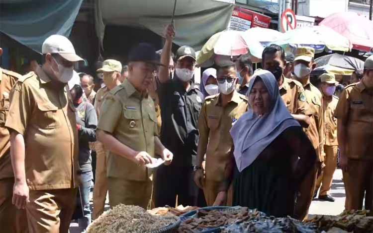 Bupati Kapuas Tinjau Pasar Cek Bahan Pokok