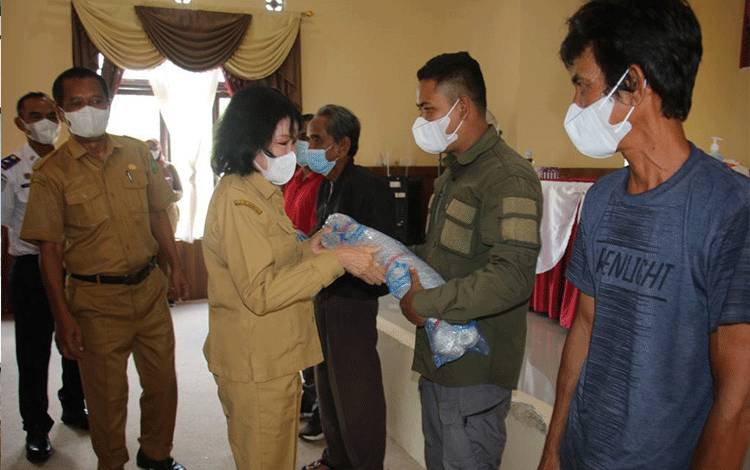 Taty Narang Serahkan Bantuan Kapal untuk Nelayan