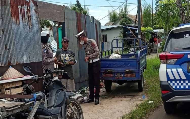 Satlantas Polres Kapuas Salurkan Beras ke Warga Bantu Ringankan Dampak Kenaikan BBM