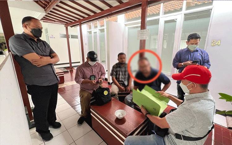 Tim Tabur Kejaksaan Agung Amankan Tersangka Korupsi Bandara Trinsing Muara Teweh