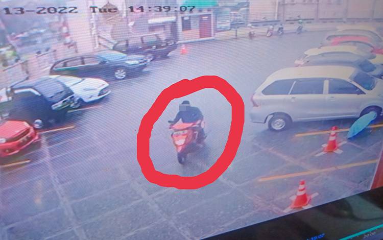 Lupa Cabut Kunci, Motor Parkir di Halaman Masjid Digondol Maling