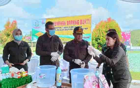 Kejari Gunung Mas Musnahkan Barang Bukti Perkara Pidana Umum Berkekuatan Hukum Tetap