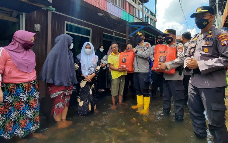 Tinjau Banjir, Kapolres Kobar Beri Bantuan dan Sampaikan Imbauan ini