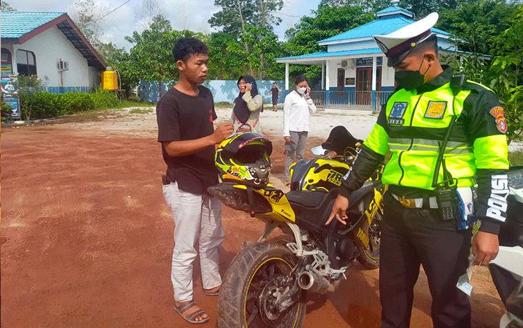 Cegah Aksi Balapan Liar, Satlantas Polres Seruyan Sambangi Kumpulan Remaja