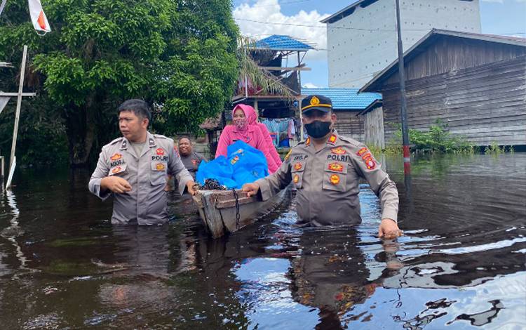 Kapolsek Katingan Hilir Rela Basah Kuyup Demi Salurkan Bantuan Sosial