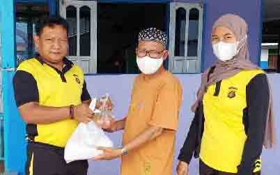 Satres Narkoba Polres Gumas Bagi-bagi Sembako Jumat Berkah