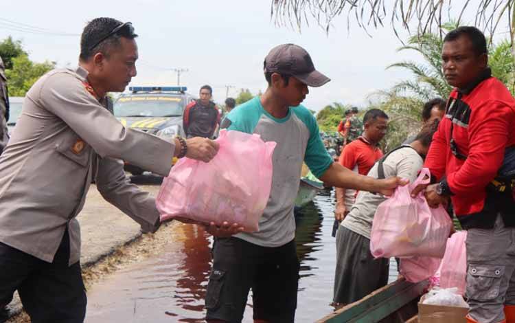 Polres Katingan Salurkan Bansos Bagi Warga Terdampak Banjir di Kecamatan Tasik Payawan