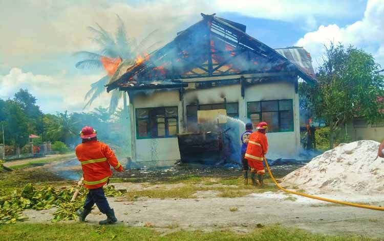 Rumah Muadzin Masjid Salahudin Komplek UPR Terbakar